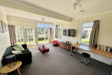 Photo of property in 7 Innes Way, Newlands, Wellington, 6037