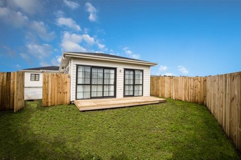 Photo of property in 10 Poutawa Lane, Clarks Beach, 2122