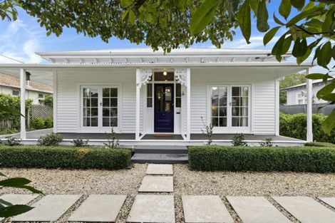 Photo of property in 17 Martin Avenue, Beckenham, Christchurch, 8023