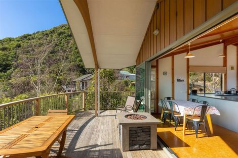 Photo of property in 21 Amelia Crescent, Waikawa, Picton, 7220