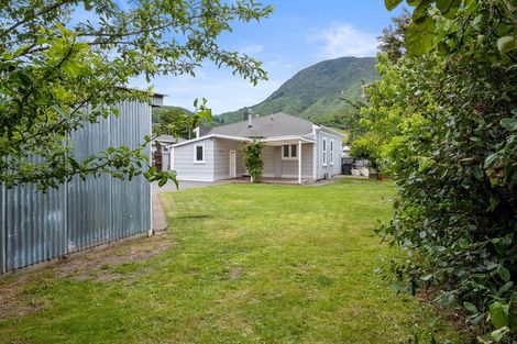 Photo of property in 24 York Street, Picton, 7220