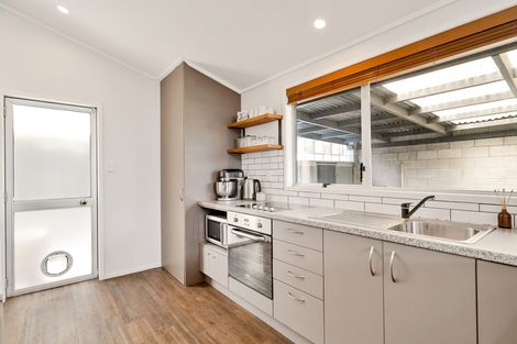 Photo of property in 3 Thomas Avenue, Te Atatu Peninsula, Auckland, 0610