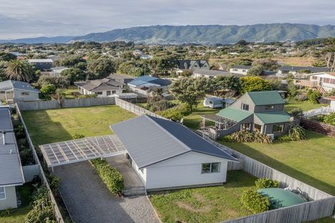 Photo of property in 7 Eruini Street, Waikanae Beach, Waikanae, 5036