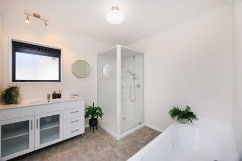 Photo of property in 2 Pinedale Parade, Milson, Palmerston North, 4414