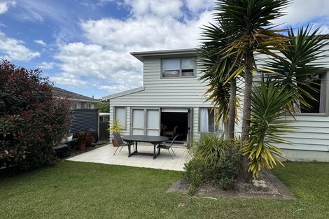 Photo of property in 2/2 Hatherlow Street, Glenfield, Auckland, 0629