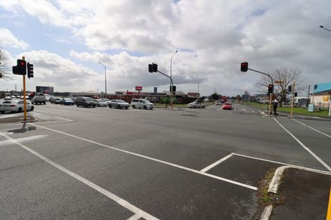 Photo of property in 320 Lincoln Road, Henderson, Auckland, 0610