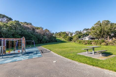 Photo of property in 7a Lyndfield Lane, Newlands, Wellington, 6037