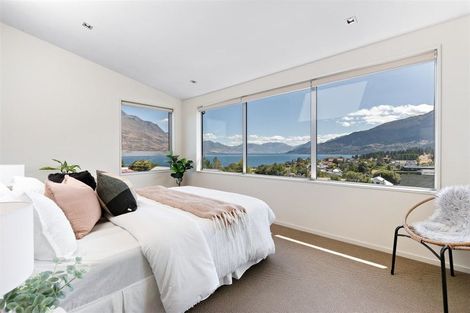 Photo of property in 17 Poplar Drive, Kelvin Heights, Queenstown, 9300