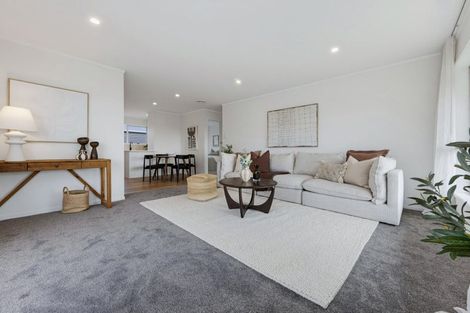 Photo of property in 2/33 Butterworth Drive, Glendene, Auckland, 0602