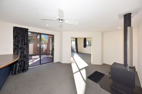 Photo of property in 10 Courtfield Close, Parklands, Christchurch, 8083