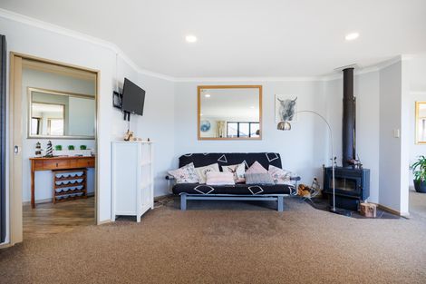 Photo of property in 12 Walnut Grove, Kelvin Grove, Palmerston North, 4414