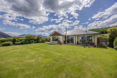 Photo of property in 5 Centre Crescent, Wanaka, 9305