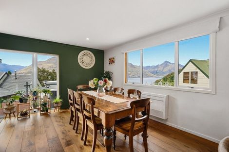 Photo of property in 2 Evergreen Place, Sunshine Bay, Queenstown, 9300