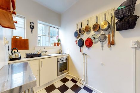 Photo of property in Hamilton Flats, 7/9 Hawker Street, Mount Victoria, Wellington, 6011