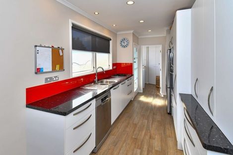 Photo of property in 2 Cheam Place, Pakuranga Heights, Auckland, 2010