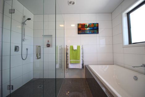 Photo of property in 24 Lewis Road, Springvale, Alexandra, 9393