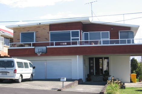 Photo of property in 136 Churchill Road, Rothesay Bay, Auckland, 0630