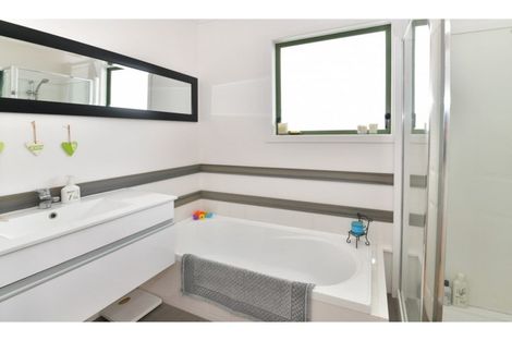 Photo of property in 2/10 Ross Crescent, Orewa, 0931