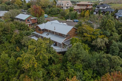 Photo of property in 32 Springdale Grove, Fitzherbert, Palmerston North, 4410