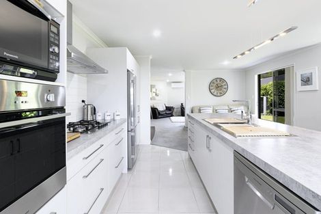 Photo of property in 5 Rainey Crescent, Papamoa Beach, Papamoa, 3118