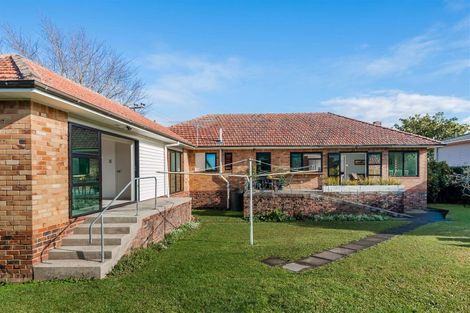 Photo of property in 11 Lake Pupuke Drive, Takapuna, Auckland, 0622