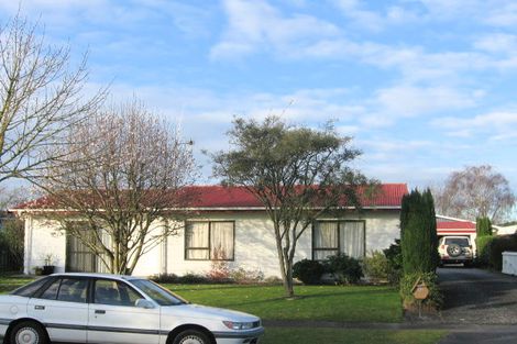 Photo of property in 92 Oakfield Crescent, Pukete, Hamilton, 3200