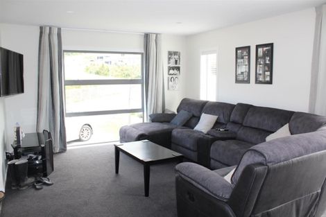 Photo of property in 2 Hull Place, Whitby, Porirua, 5024
