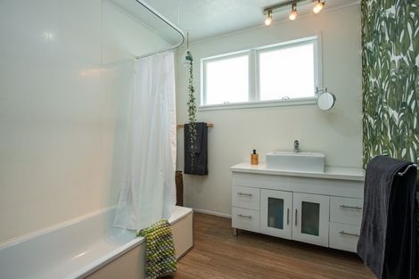 Photo of property in 20 Deakin Place, Clive, 4102