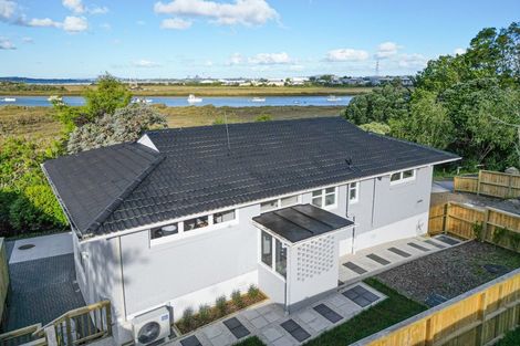 Photo of property in 112b Roberts Road, Te Atatu South, Auckland, 0610