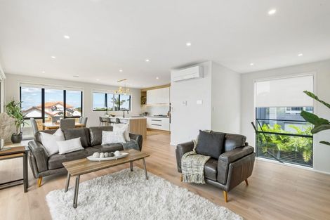 Photo of property in 43 Knights Road, Rothesay Bay, Auckland, 0630