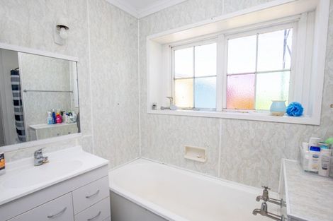 Photo of property in 23 Pipiroa Road, Ngatea, 3503