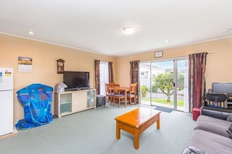 Photo of property in 2/50 Kenderdine Road, Papatoetoe, Auckland, 2025