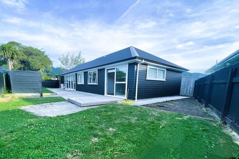 Photo of property in 5 Hollard Grove, Avalon, Lower Hutt, 5011