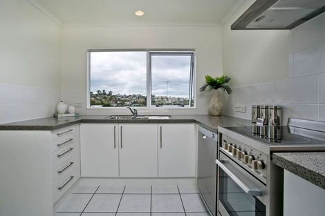 Photo of property in 3/8a Target Road, Totara Vale, Auckland, 0629