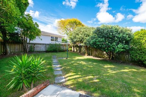 Photo of property in 2 Ashbourne Place, Glendene, Auckland, 0602