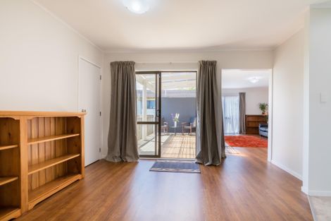 Photo of property in 17 Adam Sunde Place, Glen Eden, Auckland, 0602