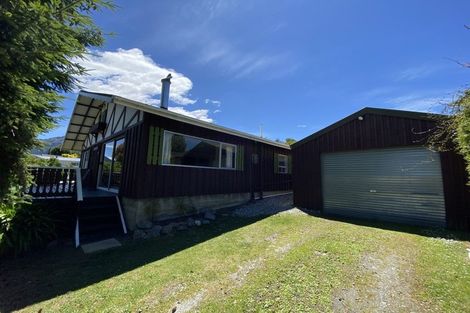 Photo of property in 35 Cedar Drive, Kelvin Heights, Queenstown, 9300
