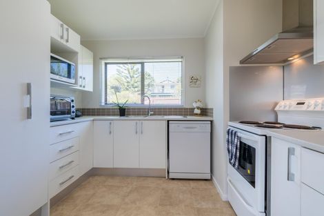 Photo of property in 17 Adam Sunde Place, Glen Eden, Auckland, 0602