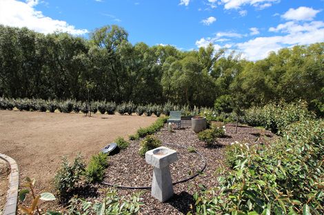 Photo of property in 24 Lewis Road, Springvale, Alexandra, 9393