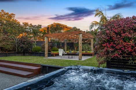 Photo of property in 17 Glen Bay Close, Pinehill, Auckland, 0632