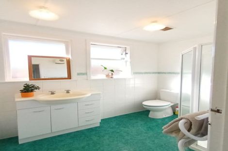 Photo of property in 1 Hughan Place, Carterton, 5713