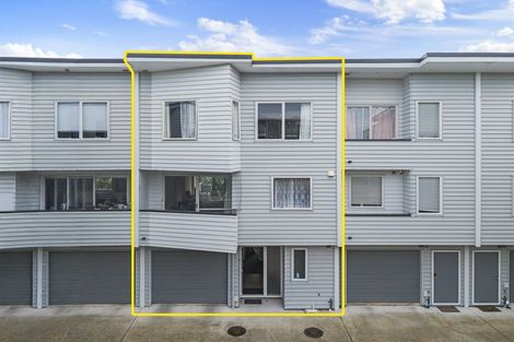 Photo of property in 14/6 Islington Avenue, New Lynn, Auckland, 0600