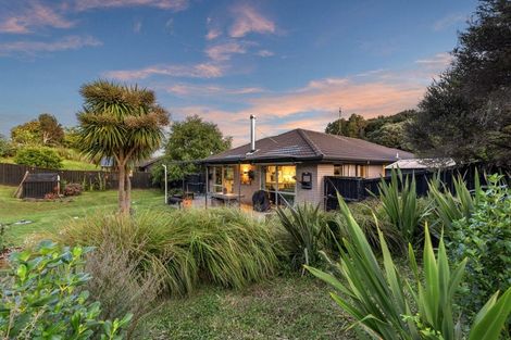 Photo of property in 16 Gavinike Place, Waimauku, 0812