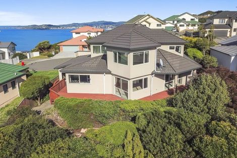 Photo of property in 9 Bennett Grove, Newlands, Wellington, 6037