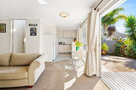 Photo of property in 4/109a Te Atatu Road, Te Atatu South, Auckland, 0610