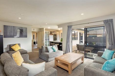 Photo of property in 17 Aberdeen Crescent, Wattle Downs, Auckland, 2103