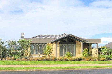 Photo of property in 35 Grovenor Drive, Orewa, 0931
