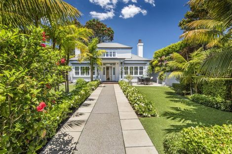 Photo of property in 13 Stanley Point Road, Stanley Point, Auckland, 0624