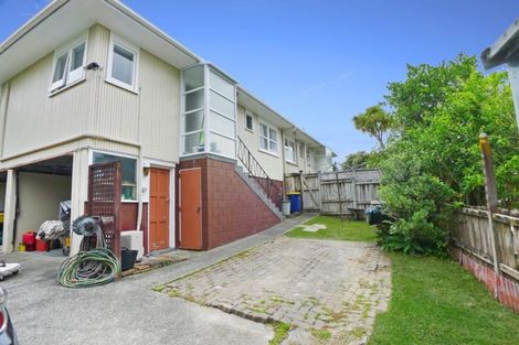 Photo of property in 2/33 Easton Parade, Glenfield, Auckland, 0629