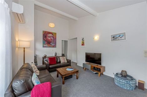 Photo of property in 2/31 Oteha Valley Road, Northcross, Auckland, 0632